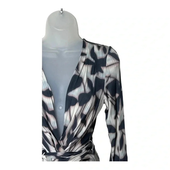 1298. BCBG MAXAZRIA WRAP DRESS WITH TIE SIZE XSMALL‎ UNIQUE PATTERN PLUNGE NECK - Picture 2 of 9